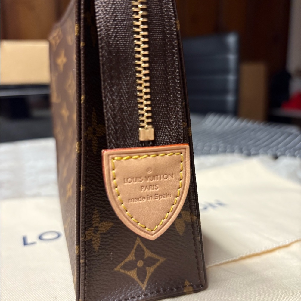 discontinued LV toiletry 19 pouch - Picture 4 of 15